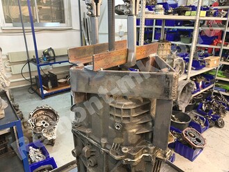 Снятие задней крышки корпуса механической коробки передач мт82 Снятие задней крышки корпуса механической коробки передач мт82