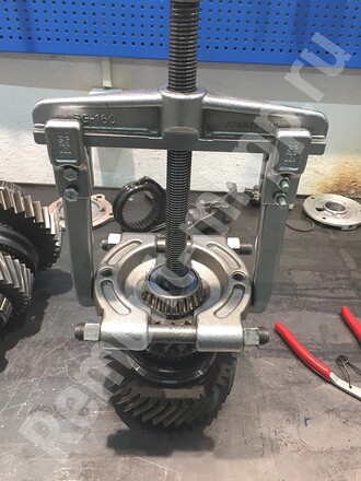 Снятие подшипника с вала раздатки Тойота Ленд Крузер 105 Снятие подшипника с вала раздатки Тойота Ленд Крузер 105