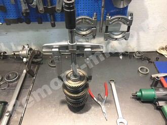 Разбираем вторичный вал снимаем съёмником четвертую передачу мкпп М32 Опель Астра J Разбираем вторичный вал снимаем съёмником четвертую передачу мкпп М32 Опель Астра J