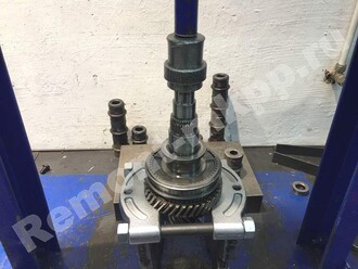 Спрессовываем заднюю передачу мкпп М32 Опель Астра J Спрессовываем заднюю передачу мкпп М32 Опель Астра J