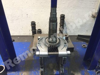 Спрессовываем подшипник с вала мкпп М32 Спрессовываем подшипник с вала мкпп М32