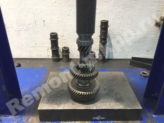 Устанавливаем подшипники на первичный вал мкпп М32 Опель Астра J Устанавливаем подшипники на первичный вал мкпп М32 Опель Астра J