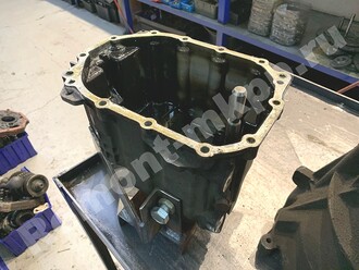 Задняя крышка корпуса мкпп мт82 снята съемником Задняя крышка корпуса мкпп мт82 снята съемником