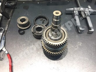 Разбираем вторичный вал снимаем 5-6 передачи мкпп М32 Опель Астра J Разбираем вторичный вал снимаем 5-6 передачи мкпп М32 Опель Астра J