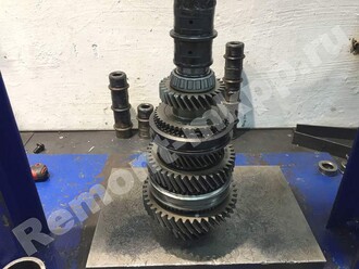 Напрессовываем задний подшипник вала мкпп М32 Опель Астра J Напрессовываем задний подшипник вала мкпп М32 Опель Астра J