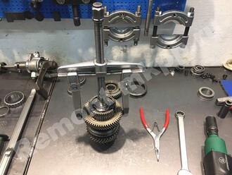 Разбираем вторичный вал снимаем съёмником третью передачу мкпп М32 Опель Астра J Разбираем вторичный вал снимаем съёмником третью передачу мкпп М32 Опель Астра J