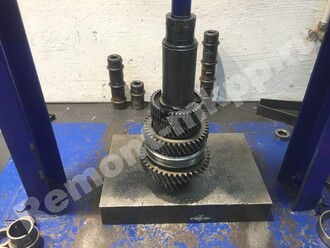 Собираем вал напрессовываем ступицы синхронизаторов мкпп М32 Опель Астра J Собираем вал напрессовываем ступицы синхронизаторов мкпп М32 Опель Астра J