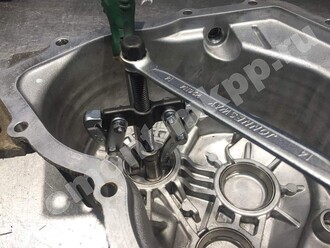 Демонтаж обойм подшипников съемником из корпуса мкпп М32 Опель Астра J Демонтаж обойм подшипников съемником из корпуса мкпп М32 Опель Астра J