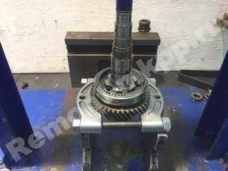 Разбираем вторичный вал спрессовываем первую передачу мкпп М32 Опель Астра J Разбираем вторичный вал спрессовываем первую передачу мкпп М32 Опель Астра J